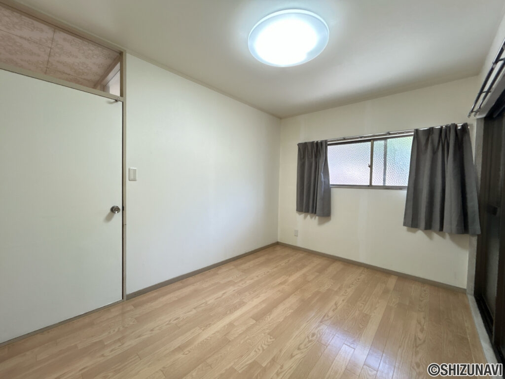 【リフォーム前／2階4.5帖洋室】2階4.5帖洋室はクロスの張り替え、照明交換を行う予定です。