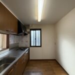 キッチンは幅がございますので、食器棚なども置けます。