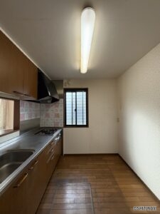 キッチンは幅がございますので、食器棚なども置けます。