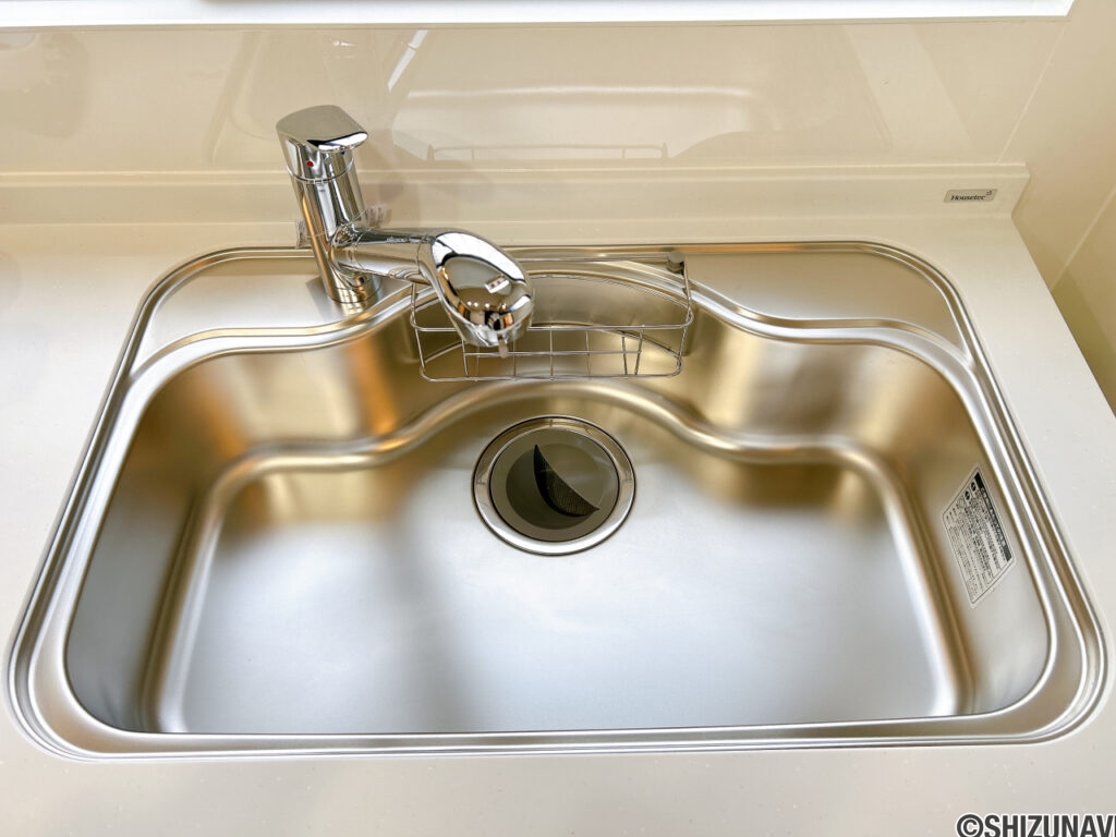 【リフォーム済み／キッチン】キッチンのシンクはサビにくく熱に強いステンレス製です。水はねの音を抑える静音設計で、従来よりもさらに水音が静かになっています。