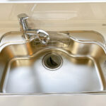 【リフォーム済み／キッチン】キッチンのシンクはサビにくく熱に強いステンレス製です。水はねの音を抑える静音設計で、従来よりもさらに水音が静かになっています。