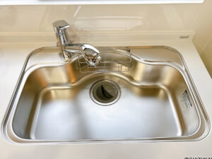 【リフォーム済み／キッチン】キッチンのシンクはサビにくく熱に強いステンレス製です。水はねの音を抑える静音設計で、従来よりもさらに水音が静かになっています。