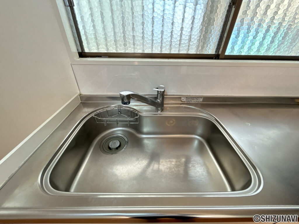 【リフォーム前／キッチンシンク】キッチンシンクはクリーニングと、水栓の新品交換を行う予定です。