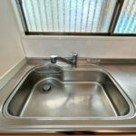 【リフォーム前／キッチンシンク】キッチンシンクはクリーニングと、水栓の新品交換を行う予定です。