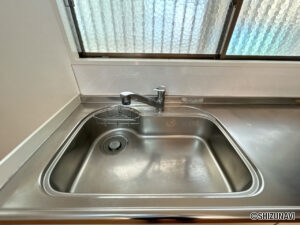 【リフォーム前／キッチンシンク】キッチンシンクはクリーニングと、水栓の新品交換を行う予定です。