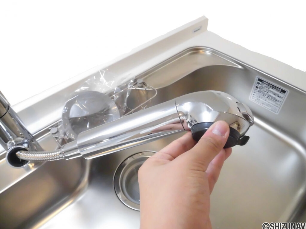 【リフォーム済み/キッチン】新品交換したキッチンのシンクはサビにくく熱に強いステンレス製です。水はねの音を抑える静音設計で、従来よりもさらに水音が静かになっています。