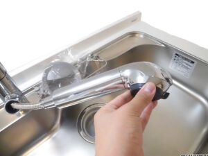 【リフォーム済み/キッチン】新品交換したキッチンのシンクはサビにくく熱に強いステンレス製です。水はねの音を抑える静音設計で、従来よりもさらに水音が静かになっています。