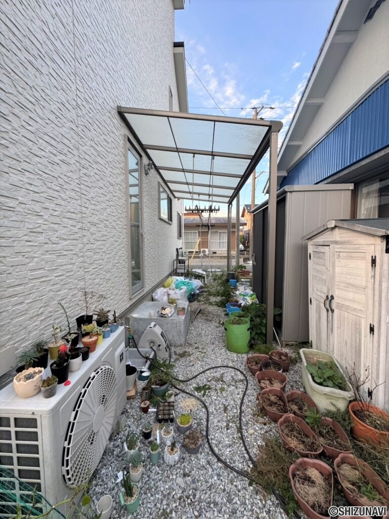 勝手口には屋根があるため、洗濯物を干すときも安心です♪