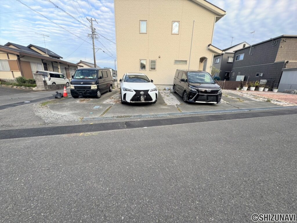 敷地には5～6台駐車可能です♪