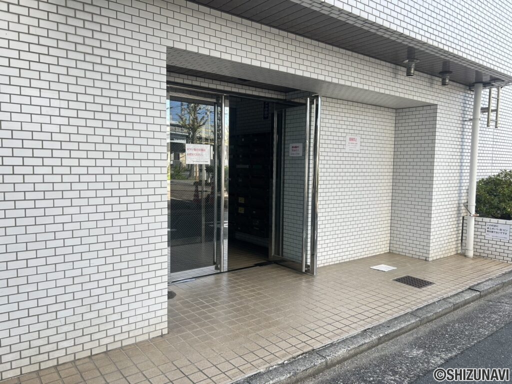 エントランス外観になります。