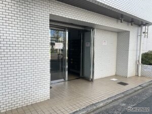 エントランス外観になります。