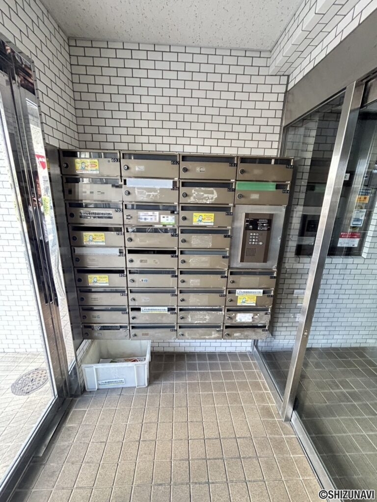 エントランス内部になります。オートロック付きになりますので防犯面も安心できます。