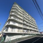 南西から撮影した外観でございます。