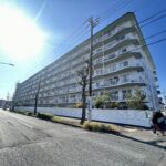 北東から撮影した外観でございます。