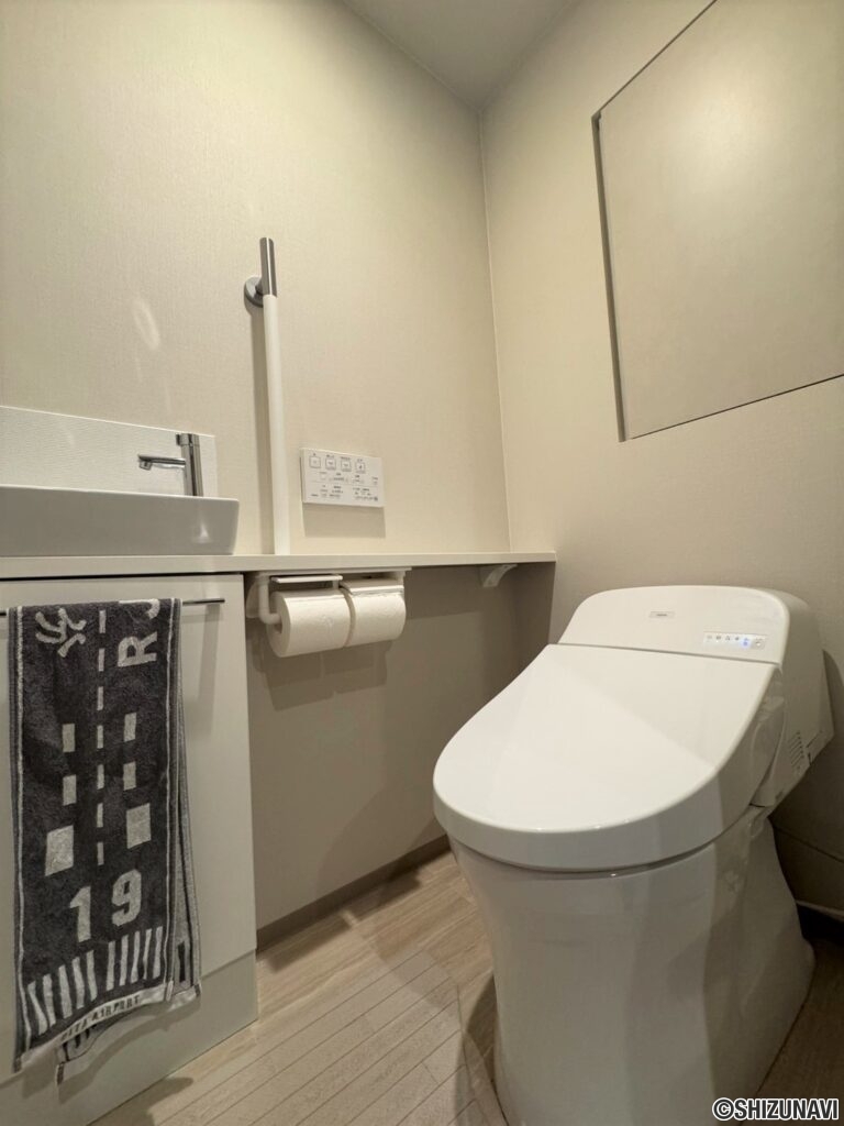 トイレは人気のタンクレスタイプです♪