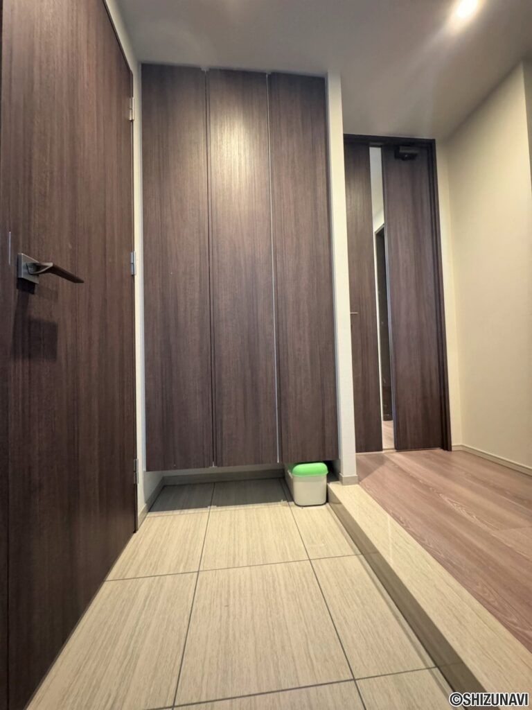 玄関も広々としており、玄関横にはウォークインクローゼットもございます♪