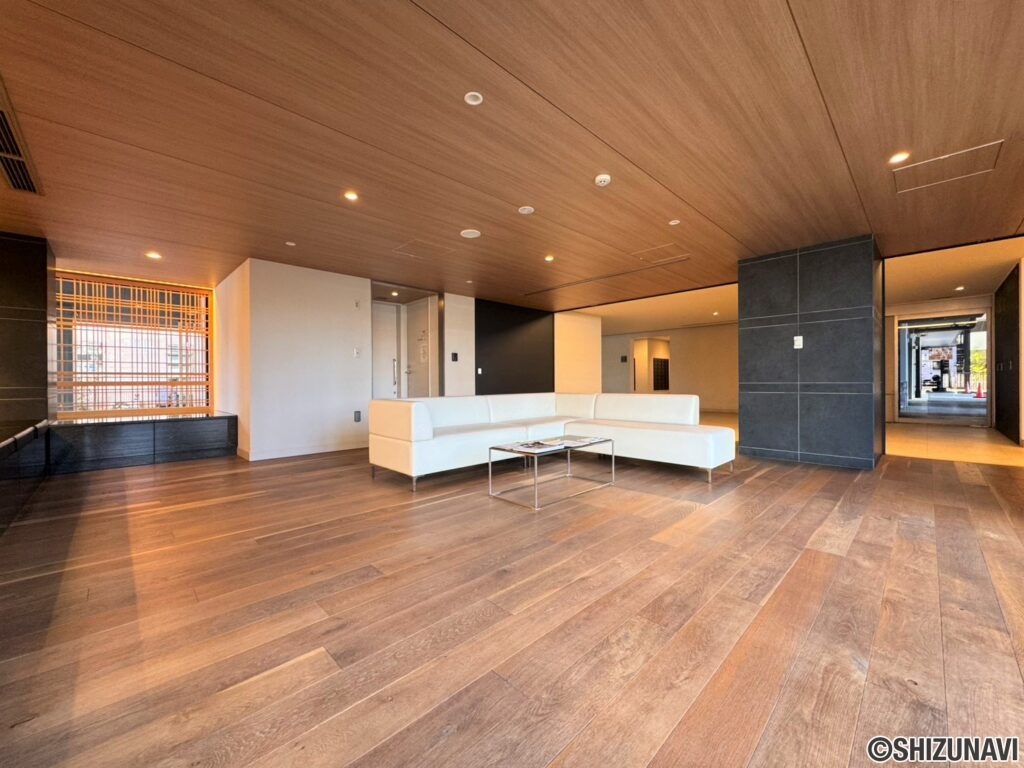 エントランスは清潔感、高級感がございます♪