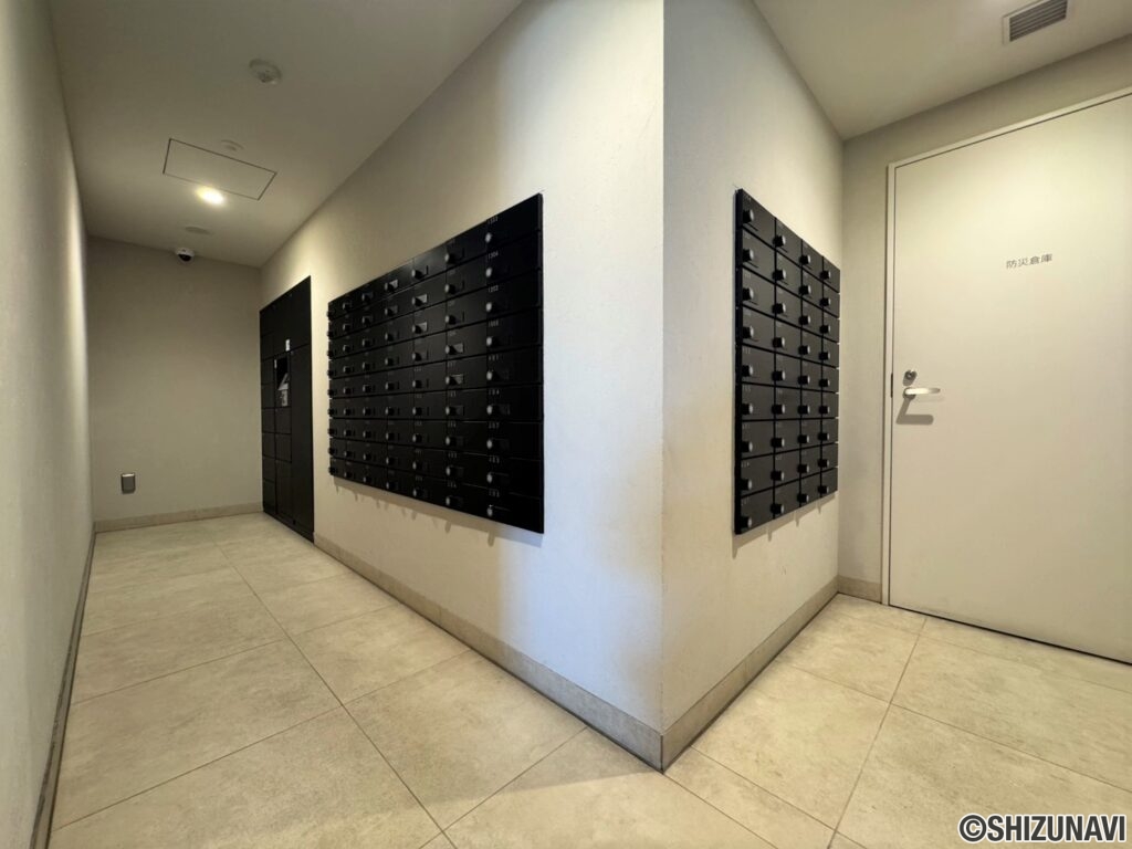 メールボックスも黒を基調としており、高級感がございます♪