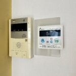 左：インターホン右：給湯リモコン