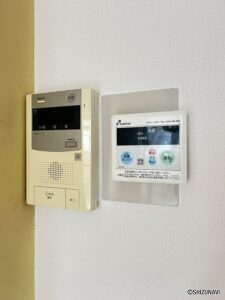 左：インターホン右：給湯リモコン