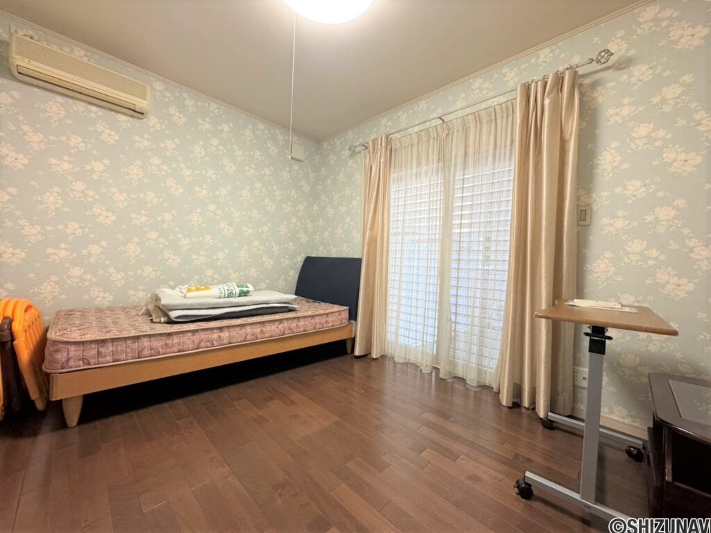 洋室の雨戸は電動です♪