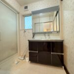 洗面化粧台は使い勝手のよい3面鏡タイプです♪