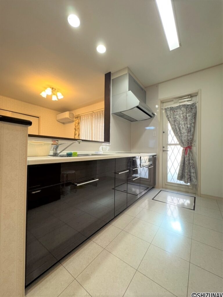 カウンターキッチンでご家族との会話も弾みます♪