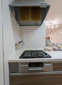 ガスコンロ：三口とグリル付きのガスコンロです！