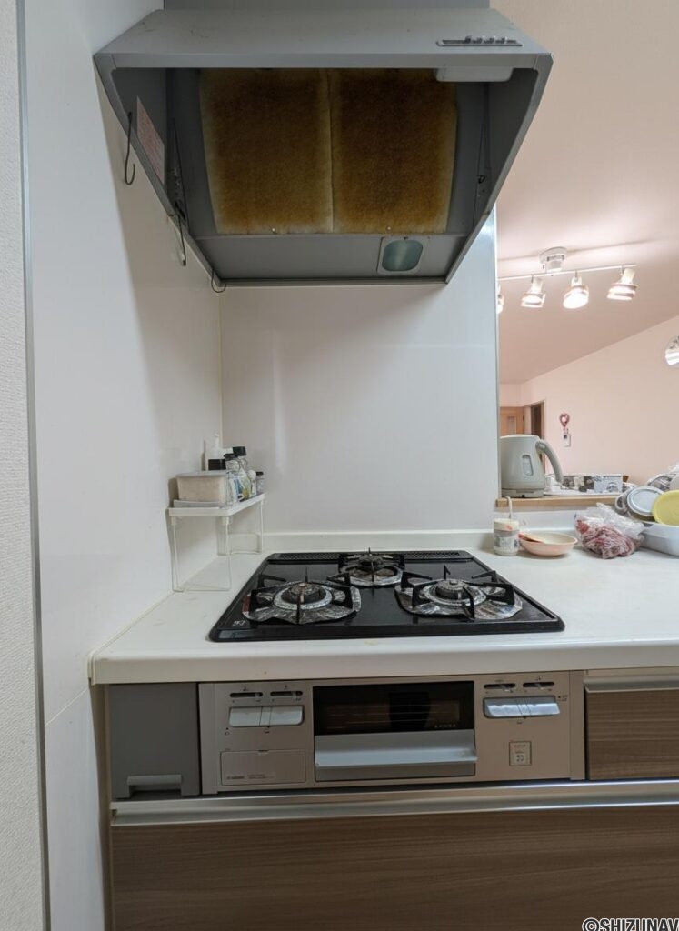 ガスコンロ：三口とグリル付きのガスコンロです！