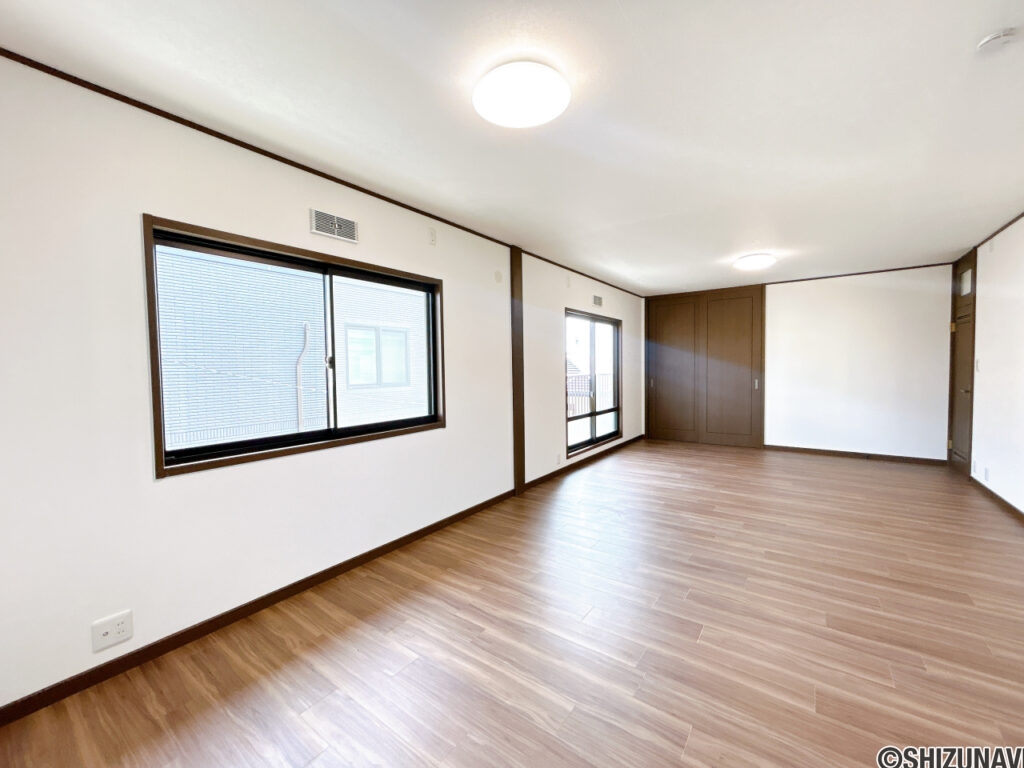 【リフォーム済み／2階15帖洋室】2階約15帖の洋室は、フロアタイル上張り、クロス貼替え、照明交換を行いました。入り口が２つあるため、将来的に部屋を分割することも可能です。