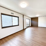 【リフォーム済み／2階15帖洋室】2階約15帖の洋室は、フロアタイル上張り、クロス貼替え、照明交換を行いました。入り口が２つあるため、将来的に部屋を分割することも可能です。