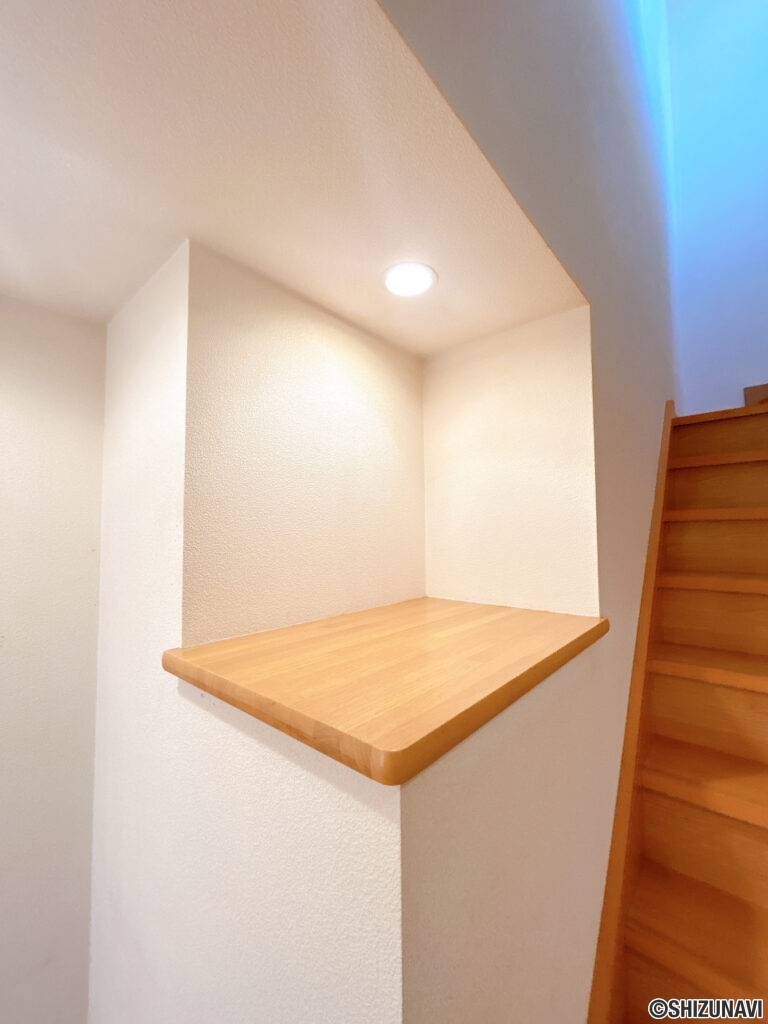 【階段横棚】