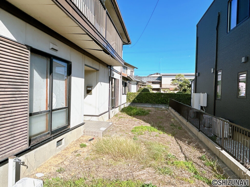 【庭】駐車スペース兼用の庭は敷地南北の2面にあります。お車の台数によっては、ガーデニングやお子様用の遊び場としてご活用いただけます。