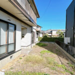 【庭】駐車スペース兼用の庭は敷地南北の2面にあります。お車の台数によっては、ガーデニングやお子様用の遊び場としてご活用いただけます。