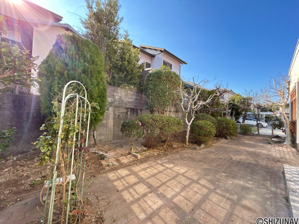 【リフォーム中/庭】植栽の剪定を行います。