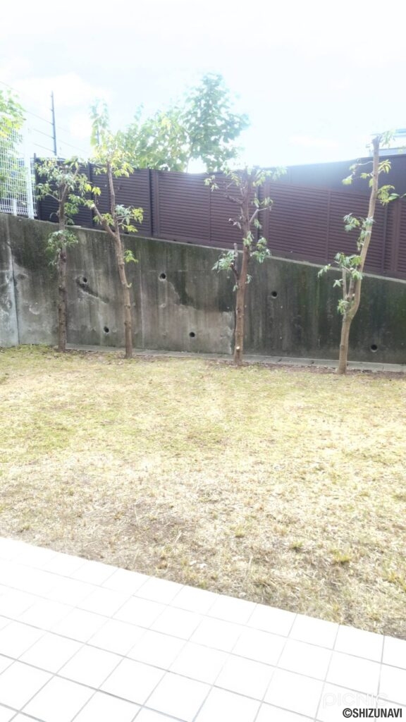 エンブルヒルズ東源台　209号　専用庭付き角部屋の画像