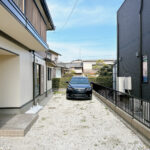 【庭】駐車スペース兼用の庭は敷地南北の2面にあります。お車の台数によっては、ガーデニングやお子様用の遊び場としてご活用いただけます。