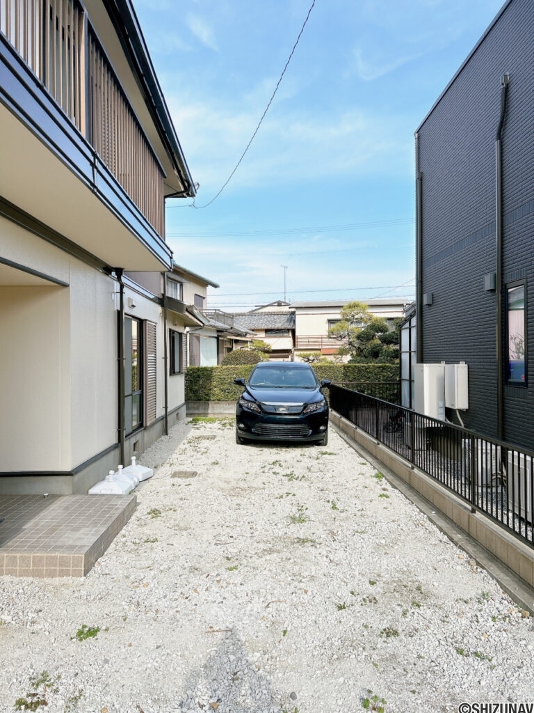 【庭】駐車スペース兼用の庭は敷地南北の2面にあります。お車の台数によっては、ガーデニングやお子様用の遊び場としてご活用いただけます。