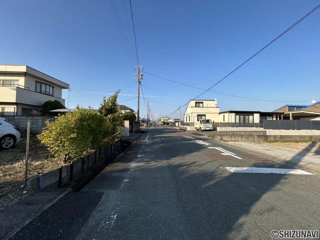 【東側前面道路】