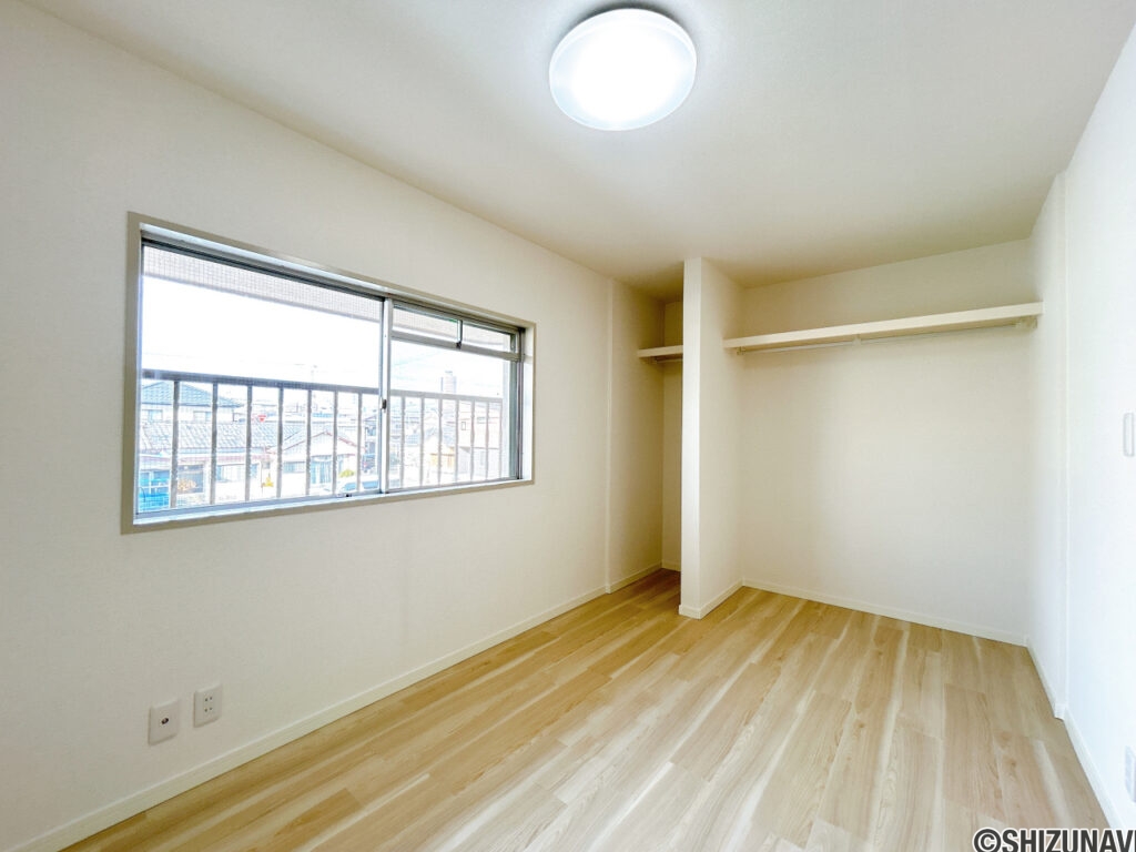 【リフォーム済み/北側洋室】床はフロアタイルで仕上げ、壁・天井はクロスの張替えを行います。