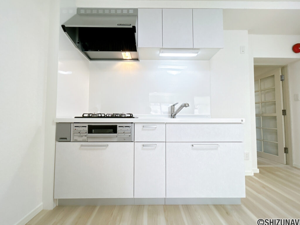 【リフォーム済み/キッチン】キッチンはハウステック製の新品に交換致します。天板は熱や傷にも強い人工大理石仕様なので、毎日のお手入れが簡単です。