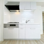 【リフォーム済み/キッチン】キッチンはハウステック製の新品に交換致します。天板は熱や傷にも強い人工大理石仕様なので、毎日のお手入れが簡単です。