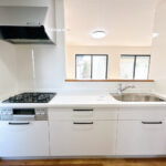 【リフォーム済み/キッチン】キッチンはハウステック製の新品に交換致しました。天板は熱や傷にも強い人工大理石仕様なので、毎日のお手入れが簡単です。