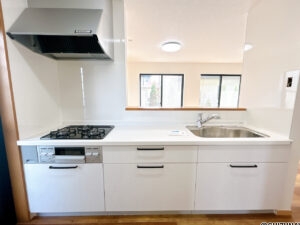 【リフォーム済み/キッチン】キッチンはハウステック製の新品に交換致しました。天板は熱や傷にも強い人工大理石仕様なので、毎日のお手入れが簡単です。