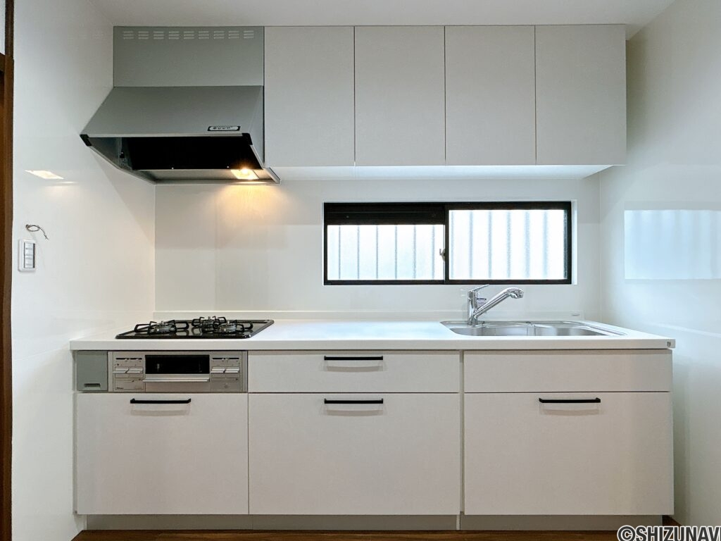 【リフォーム済み／キッチン】キッチンはハウステック製の新品に交換いたしました。引出が4つの嬉しい多収納タイプ。天板は熱や傷にも強い人工大理石仕様なので、毎日のお手入れが簡単です。