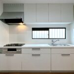 【リフォーム済み／キッチン】キッチンはハウステック製の新品に交換いたしました。引出が4つの嬉しい多収納タイプ。天板は熱や傷にも強い人工大理石仕様なので、毎日のお手入れが簡単です。