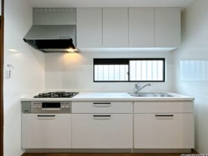 【リフォーム済み／キッチン】キッチンはハウステック製の新品に交換いたしました。引出が4つの嬉しい多収納タイプ。天板は熱や傷にも強い人工大理石仕様なので、毎日のお手入れが簡単です。