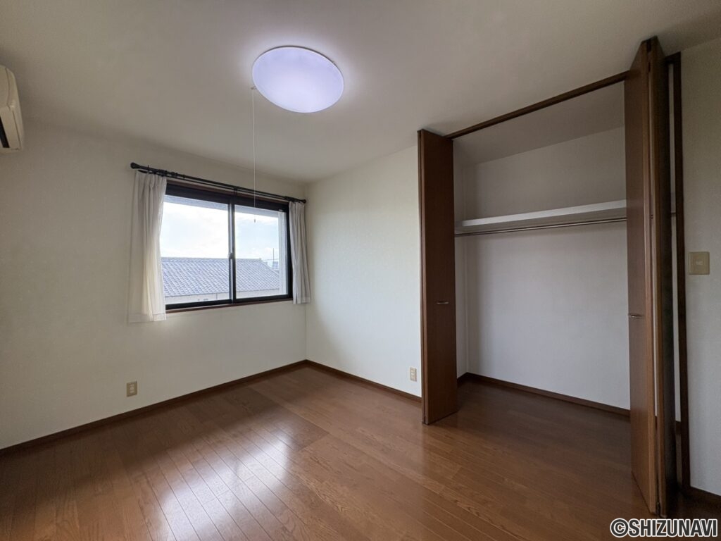 二階の洋室です。南側に窓があり、日当たり良好です。