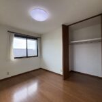 二階の洋室です。南側に窓があり、日当たり良好です。