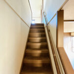 【【リフォーム前／階段】階段は手すり設置、滑り止め設置を行います。住む方の使いやすさを考えたリフォームを心がけています。】